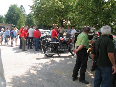 Razstava starodobnih vozil in vožnja po občini 9